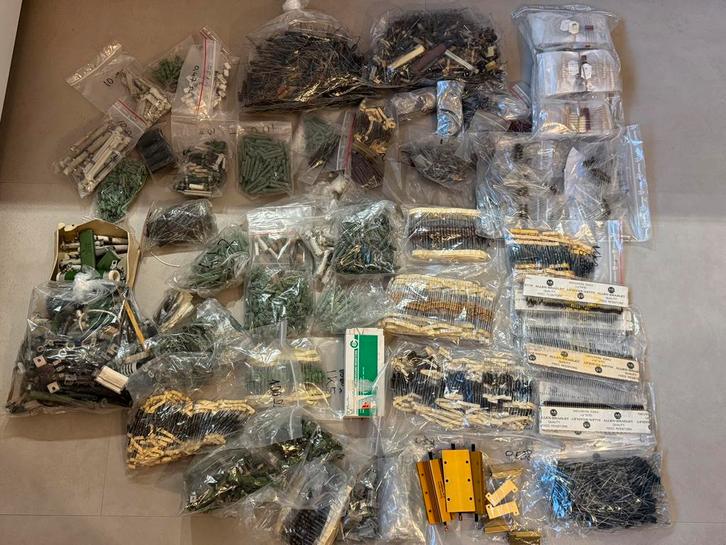 Partij nieuwe weerstanden old stock, Hobby en Vrije tijd, Elektronica-componenten, Zo goed als nieuw, Ophalen of Verzenden