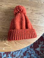 Oranje gebreide muts, Ophalen of Verzenden, Zo goed als nieuw, Maat 38/40 (M), Muts