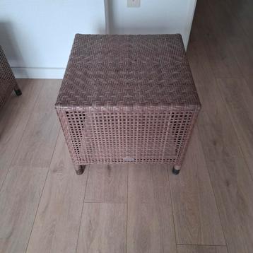 Te koop twee hockers c.q bijzettafels beschikbaar voor biedingen