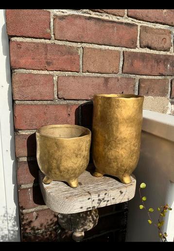 2 bloempotten i e donker goud / bronzen kleur met 3 pootjes. beschikbaar voor biedingen