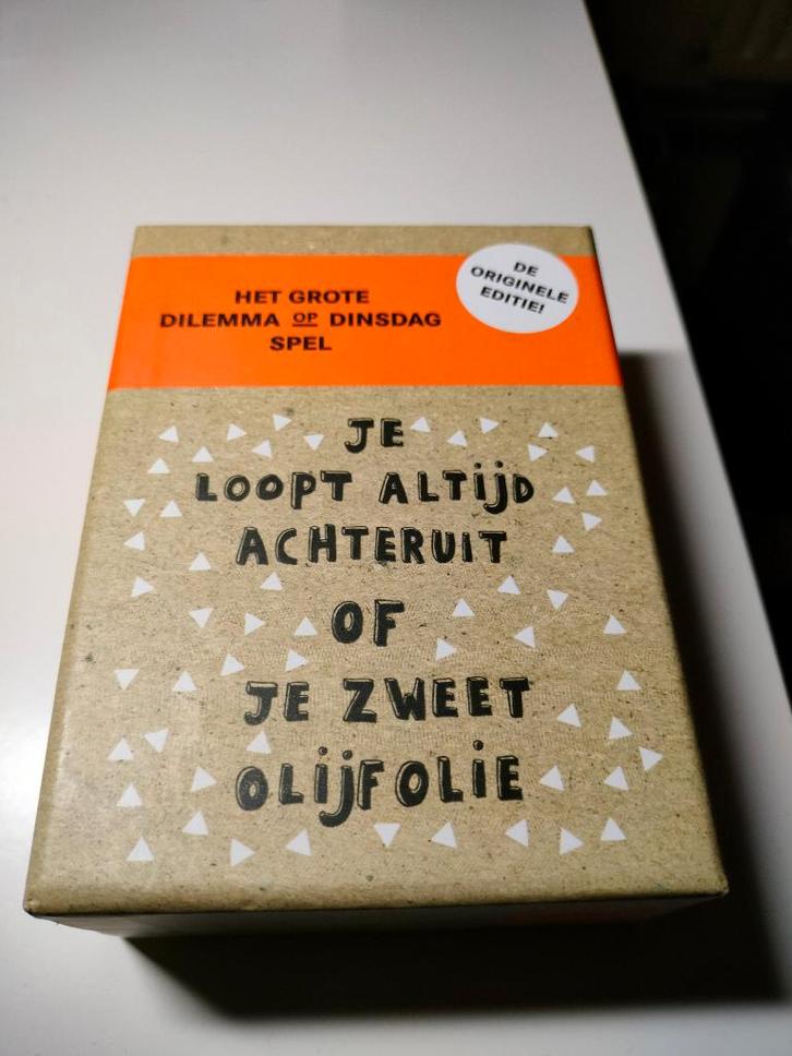 Het grote dilemma op dinsdag spel origineel, Hobby en Vrije tijd, Gezelschapsspellen | Kaartspellen, Zo goed als nieuw, Vijf spelers of meer