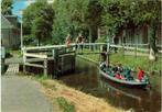 Giethoorn – Bruggetje met touristenbootje., Ophalen of Verzenden, 1960 tot 1980, Gelopen, Overijssel