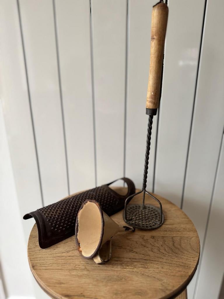 Vintage Keukengerei Set: Trechter, Stamper, Rasp, Antiek en Kunst, Antiek | Keukenbenodigdheden, Ophalen of Verzenden