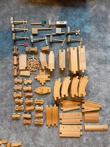 Vintage houten treinbaan en bouwblokken 60+ delen beschikbaar voor biedingen