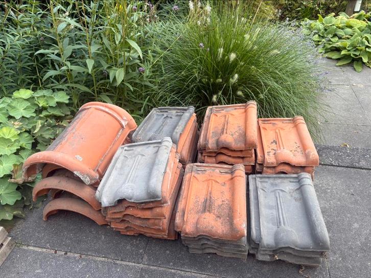 35 dakpannen + 5 nokvorsten (oud, ongeglazuurd), Doe-het-zelf en Verbouw, Dakpannen en Dakbedekking, Gebruikt, Dakpannen, Steen of Klei