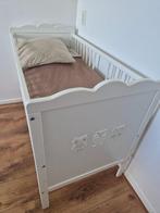 Kinderbedje met matras en lakens+commode met aankleedkussen, Ophalen, Gebruikt, Minder dan 140 cm, Matras