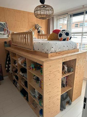 Houten hoogslaper met opbergruimte beschikbaar voor biedingen