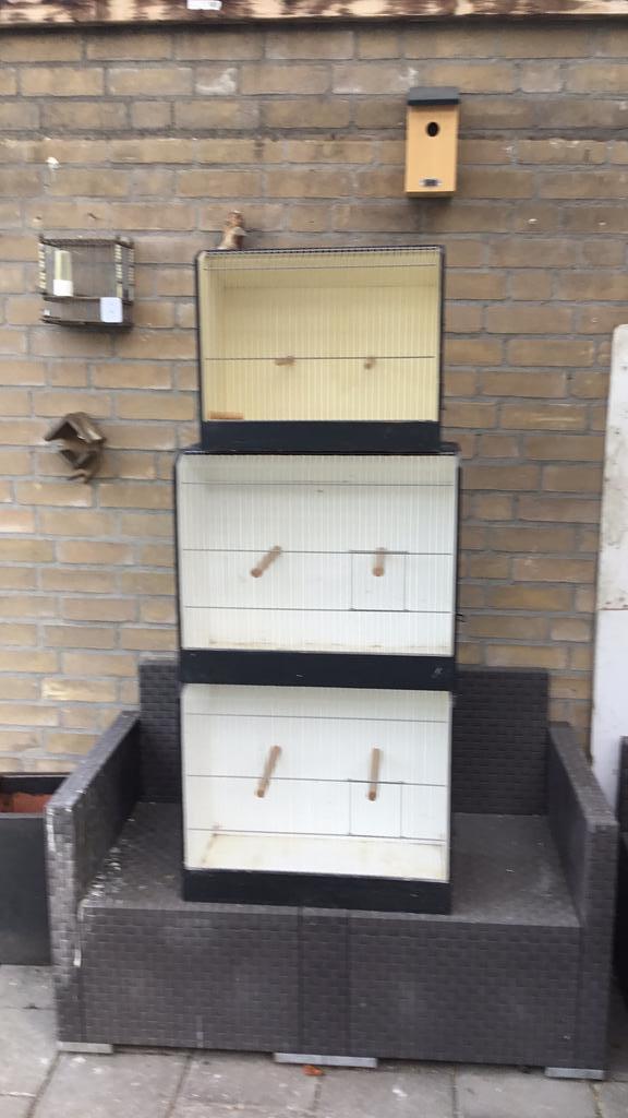 Te Koop 3 TT kooien, Dieren en Toebehoren, Vogels | Hokken en Kooien, Gebruikt, Vogelkooi, Hout, Ophalen of Verzenden