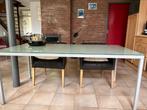 Eettafel met stalen poten en blad van matglas., Ophalen, Modern / tijdloos, 50 tot 100 cm, Vijf personen of meer