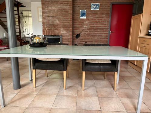 Eettafel met stalen poten en blad van matglas., Huis en Inrichting, Tafels | Eettafels, 50 tot 100 cm, 150 tot 200 cm, Vijf personen of meer