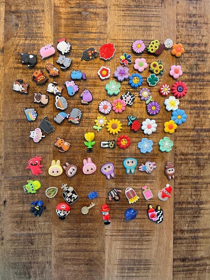 Diverse Jibbitz voor o.a. Crocs (bloemen, katten, labubu), Verzamelen, Speldjes, Pins en Buttons, Nieuw, Speldje of Pin, Figuurtje