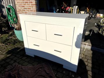 Kinder kast/commode kleur wit met lades in goede staat! beschikbaar voor biedingen