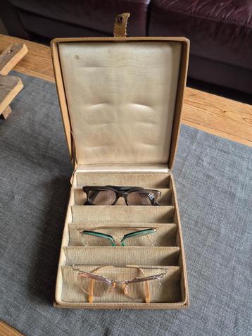 Prachtige vintage brillendoos met 3 oude brillen. beschikbaar voor biedingen
