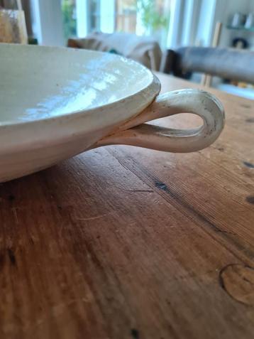 Platte  artistieke, lage aardewerk schenk schaal. beschikbaar voor biedingen