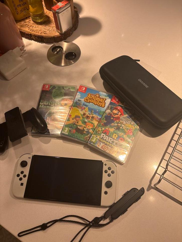 Nintendo Switch OLED + Games - Zo Goed Als Nieuw!, Spelcomputers en Games, Games | Nintendo Switch, Zo goed als nieuw, Avontuur en Actie