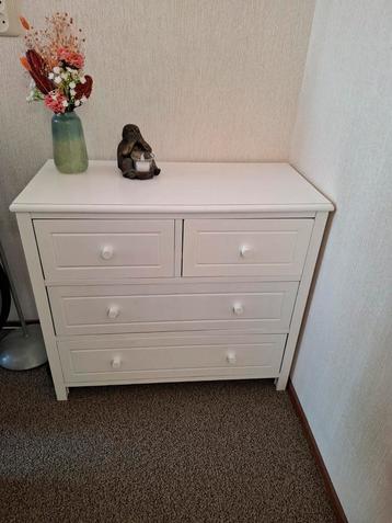 Witte ladekast met gebruikerssporen beschikbaar voor biedingen