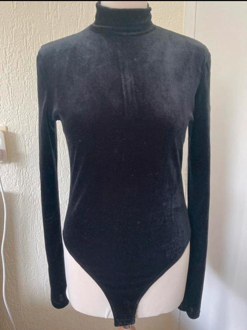 H&M zwart fluwelen body blouse met turtle neck, Kleding | Dames, Tops, Zo goed als nieuw, Maat 38/40 (M), Zwart, Lange mouw, Verzenden