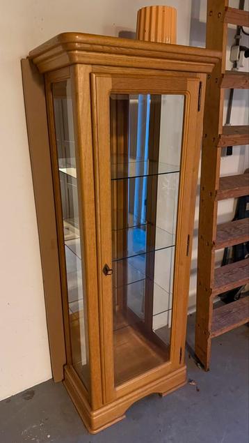 Vitrinekast met verlichting beschikbaar voor biedingen