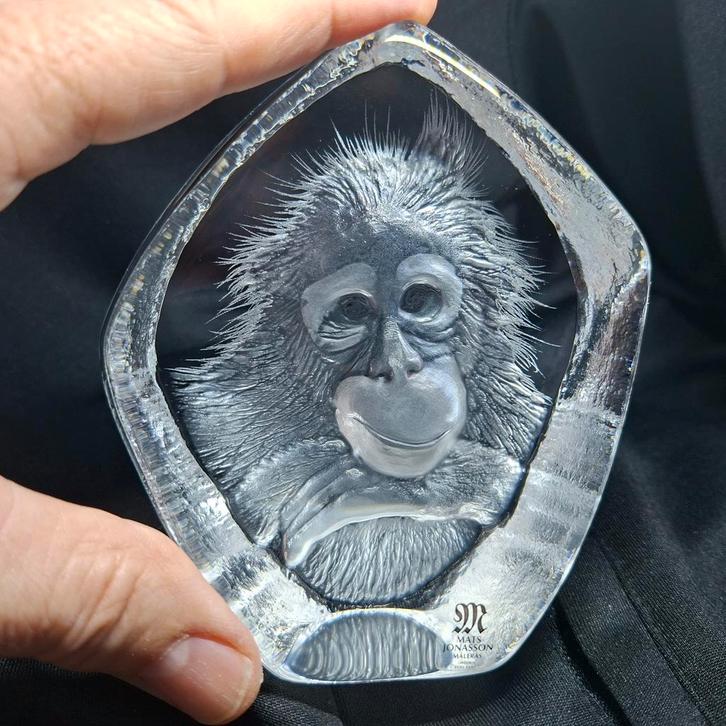 Kristallen Aap Relief van Mats Jonasson, Antiek en Kunst, Antiek | Glas en Kristal, Ophalen of Verzenden