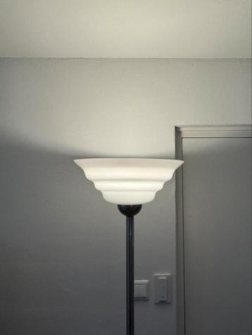 Staande lamp in art deco stijl beschikbaar voor biedingen