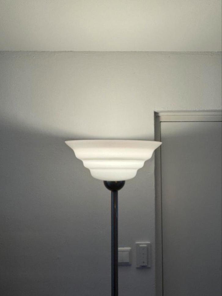 Staande lamp in art deco stijl, Huis en Inrichting, Lampen | Vloerlampen, Zo goed als nieuw, 150 tot 200 cm, Glas, Metaal, Ophalen