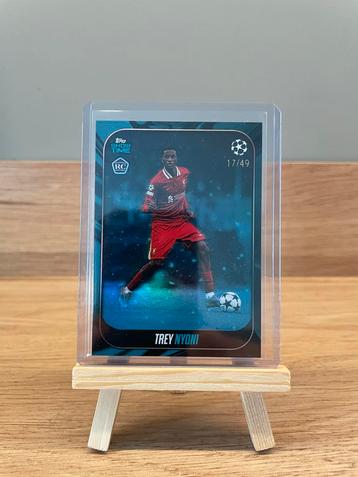 2024-25 Topps UCC Showtime Trey Nyoni Rookie Blue /49 beschikbaar voor biedingen