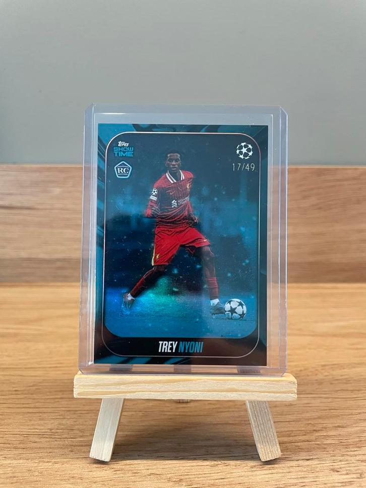 2024-25 Topps UCC Showtime Trey Nyoni Rookie Blue /49, Verzamelen, Sportartikelen en Voetbal, Nieuw, Spelerskaart, Buitenlandse clubs