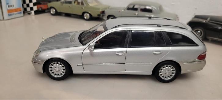 Kyosho Mercedes E klasse E320 T_Modell W211, Hobby en Vrije tijd, Modelauto's | 1:18, Zo goed als nieuw, Auto, Kyosho, Ophalen of Verzenden