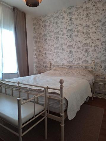 Tweepersoonsbed 160x200 met bankje en nachtkasten