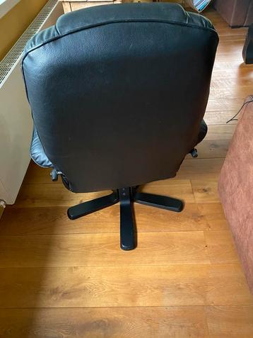 Nette zwarte stoel beschikbaar voor biedingen