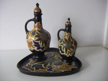 Zenith Gouda plateel keramiek karaffen op dienblad jr.ca1925 beschikbaar voor biedingen