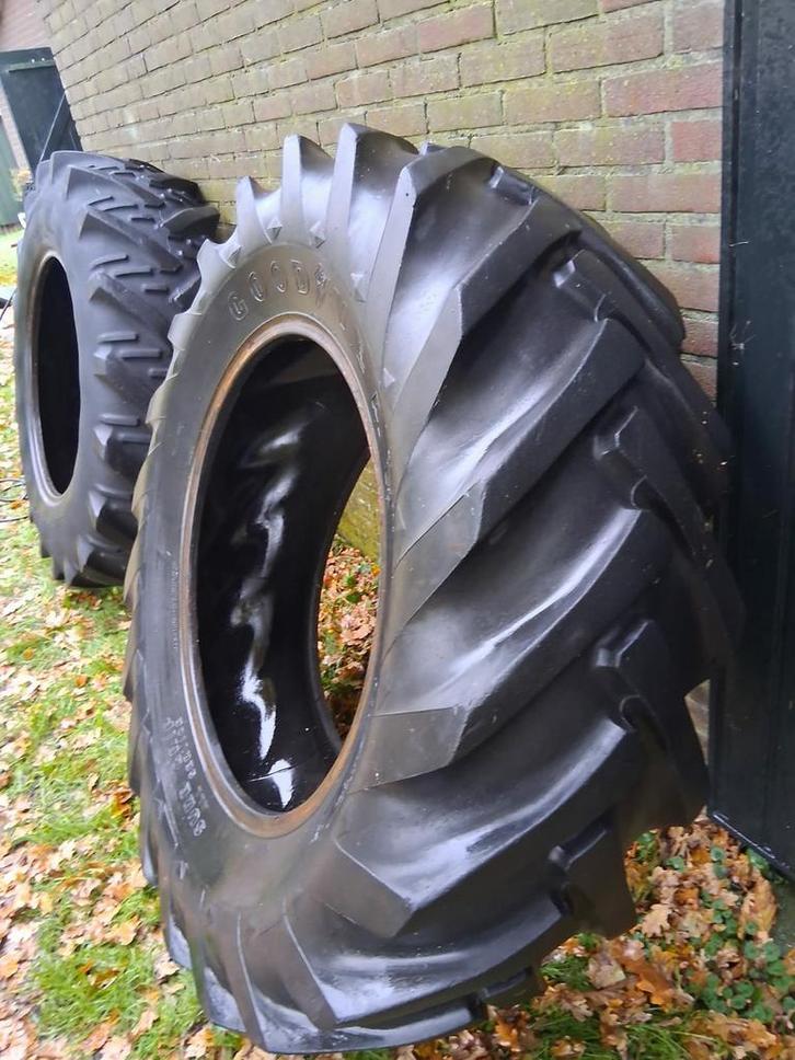 2 TREKKER BANDEN 16.9 x 30 , 2x 14.9x28 en 2x28 VELGEN, Zakelijke goederen, Agrarisch | Onderdelen | Banden, Velgen en Assen, Ophalen