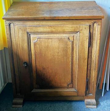 Antiek kastje met lessenaar, 17e eeuw, zeldzaam beschikbaar voor biedingen