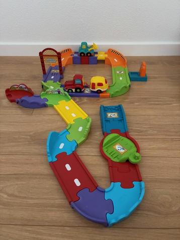 Vtech Toet Toet auto's pakket wegdelen +2 auto's Goede staat beschikbaar voor biedingen