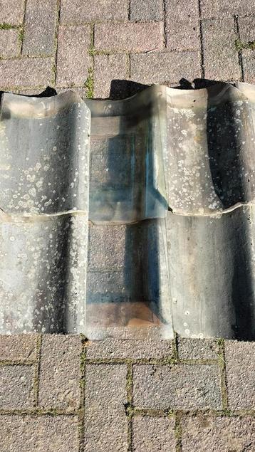 Oude glazen dakpannen  beschikbaar voor biedingen