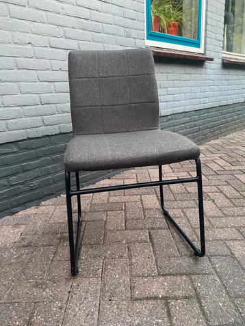 Eetkametstoel van de JYSK beschikbaar voor biedingen