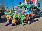 Carnavalswagen vlaggetjes loopgroep in feest thema., Ophalen, Gebruikt, Kostuum, Carnaval