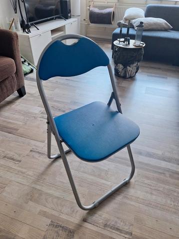 Gratis blauwe Opklapstoel beschikbaar voor biedingen
