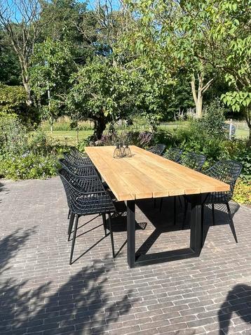 Stoere Douglas Tuintafel met Stalen Poten – Helemaal op Maat beschikbaar voor biedingen