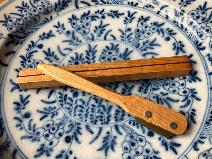 Vrijwel nieuwe broodsnijder / kreupel / scheermes in houder, Huis en Inrichting, Keuken | Keukenbenodigdheden, Zo goed als nieuw