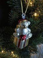 Kerstbal, kersthanger 'Beer met cadeautje', Diversen, Kerst, Ophalen of Verzenden, Zo goed als nieuw