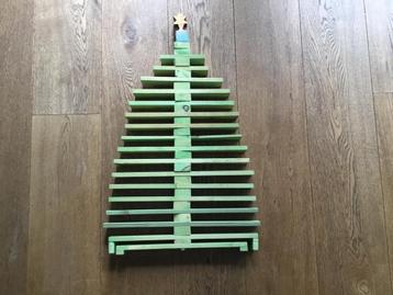 Kerstboom hout groen beschikbaar voor biedingen