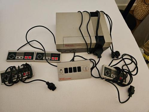 Nintendo Nes inclusief 4 controllers en 8 games, Spelcomputers en Games, Spelcomputers | Nintendo NES, Gebruikt, Met 3 controllers of meer