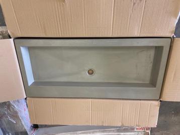Betonnen wasbak voor badkamer. beschikbaar voor biedingen