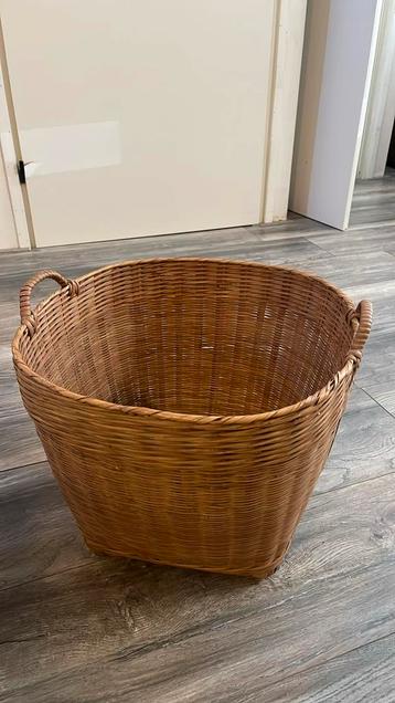 Vintage rieten hengselmand plantenmand beschikbaar voor biedingen