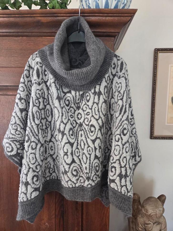 Sarah Pacini Cape - Grijs - One Size, Kleding | Dames, Truien en Vesten, Zo goed als nieuw, Grijs, Ophalen of Verzenden