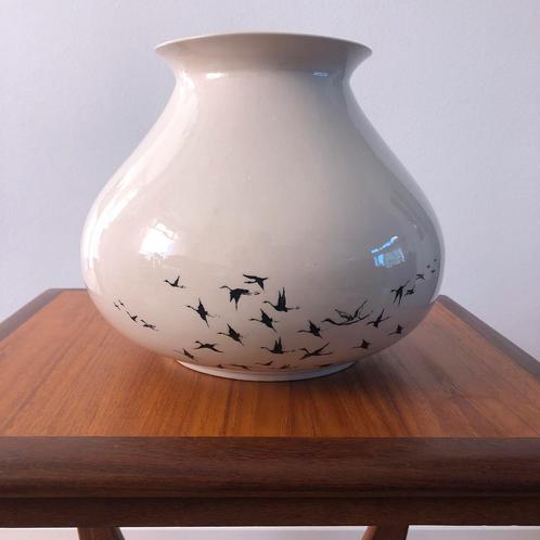Fair Trade Vaas met kraanvogel decoratie | Piet Hein Eek, Huis en Inrichting, Woonaccessoires | Vazen, Zo goed als nieuw, Wit