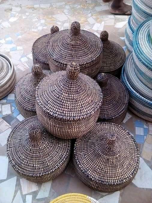 Afrikaanse zwarte mand van zeegras handgemaakt in Senegal, Huis en Inrichting, Woonaccessoires | Schalen en Manden, Nieuw, Rond