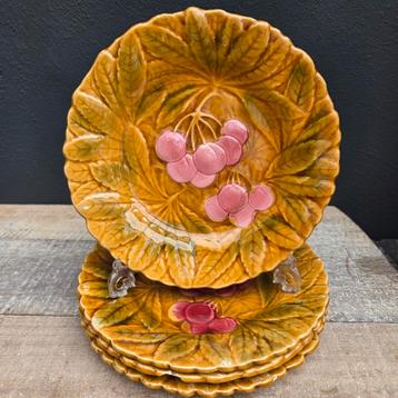 Vintage majolica Sarreguemines borden met kersen beschikbaar voor biedingen