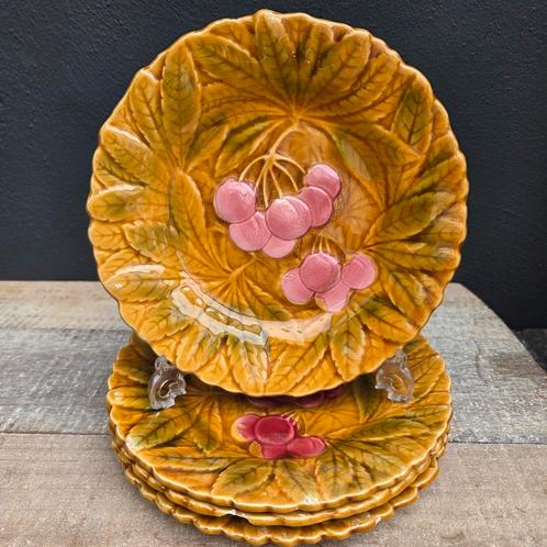 Vintage majolica Sarreguemines borden met kersen, Antiek en Kunst, Antiek | Keramiek en Aardewerk, Ophalen of Verzenden